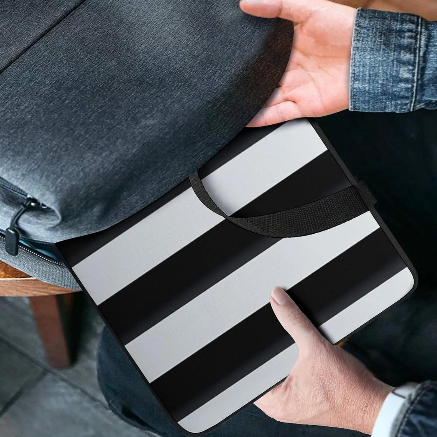 Black White Stripes Laptop Bag Durable Laptop Sleeve Water-Resistant Notebook Bag for Computer Or Tablet